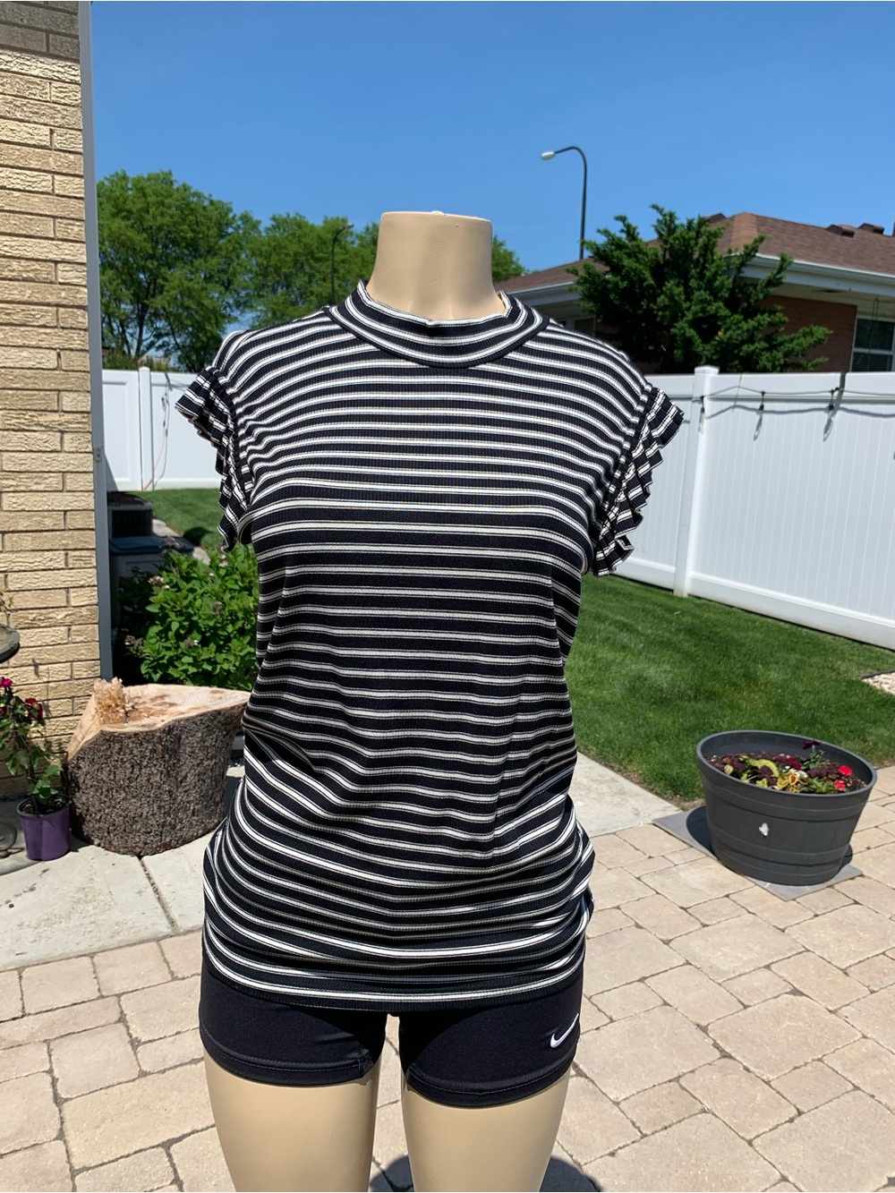 VENUS Black and White Striped Short ruffle Sleeve Top size L